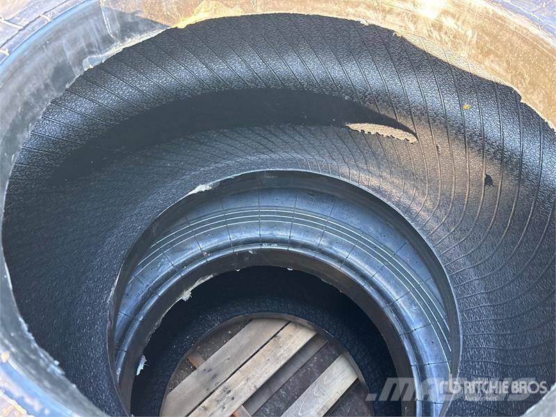 Maverick of (2) Maverick 29.5x25 Tires (Unused) Opony, koła i felgi
