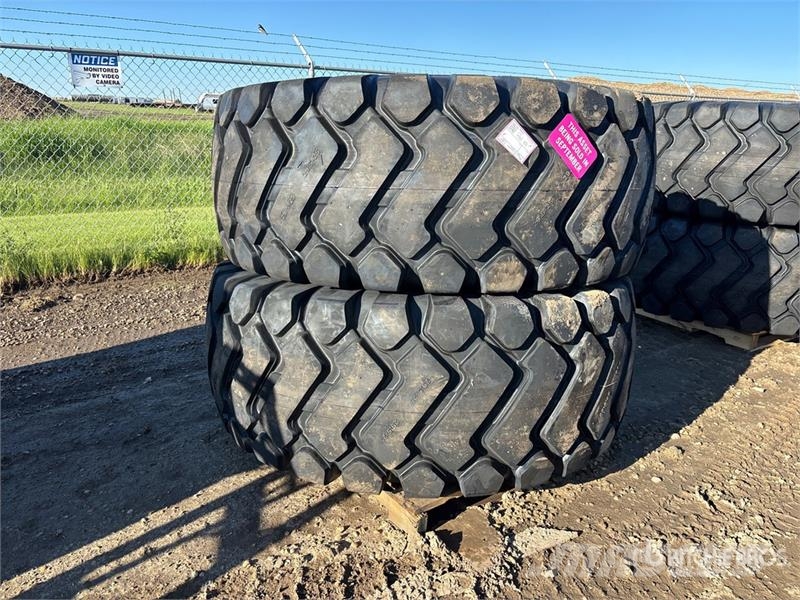 Maverick of (2) Maverick 29.5x25 Tires (Unused) Opony, koła i felgi