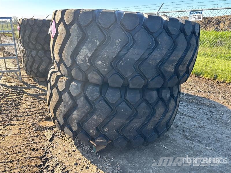 Maverick of (2) Maverick 29.5x25 Tires (Unused) Opony, koła i felgi