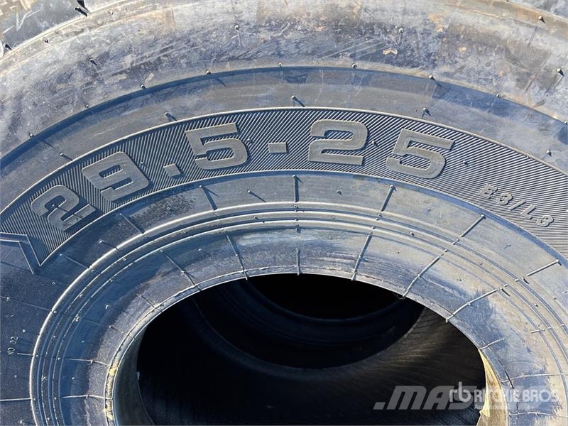 Maverick of (2) Maverick 29.5x25 Tires (Unused) Opony, koła i felgi