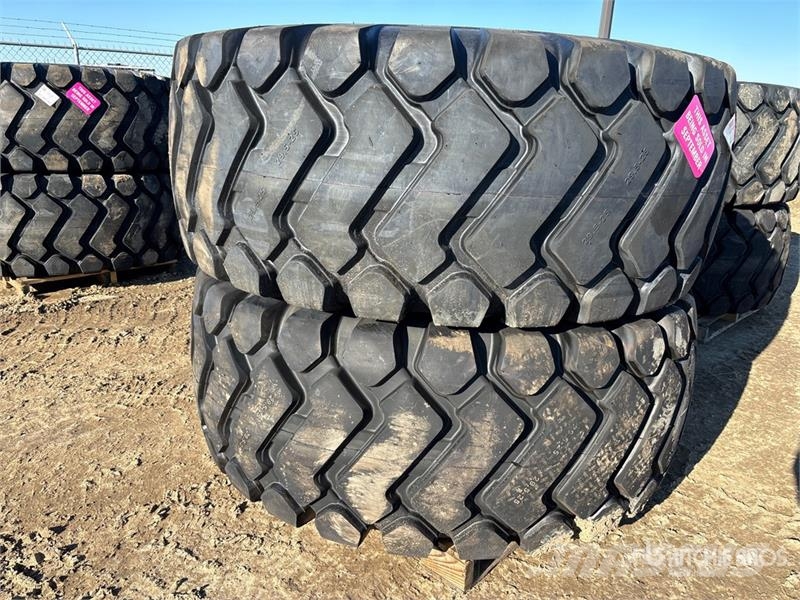 Maverick of (2) Maverick 29.5x25 Tires (Unused) Opony, koła i felgi