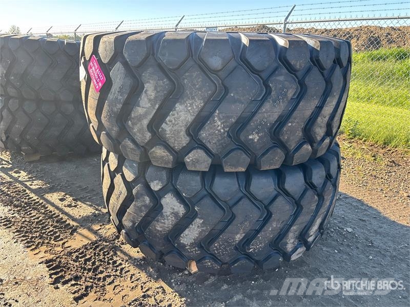 Maverick of (2) Maverick 29.5x25 Tires (Unused) Opony, koła i felgi