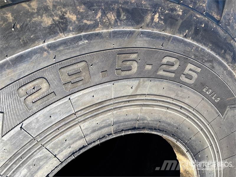 Maverick of (2) Maverick 29.5x25 Tires (Unused) Opony, koła i felgi