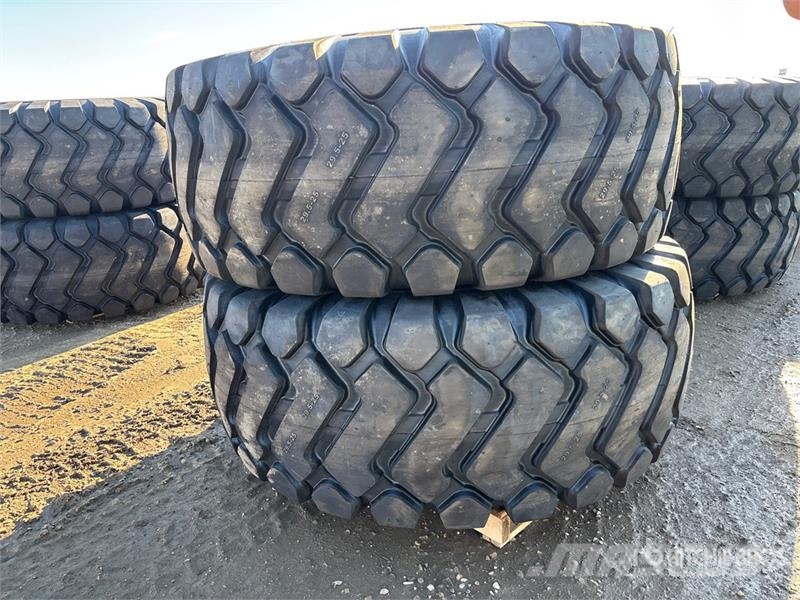 Maverick of (2) Maverick 29.5x25 Tires (Unused) Opony, koła i felgi