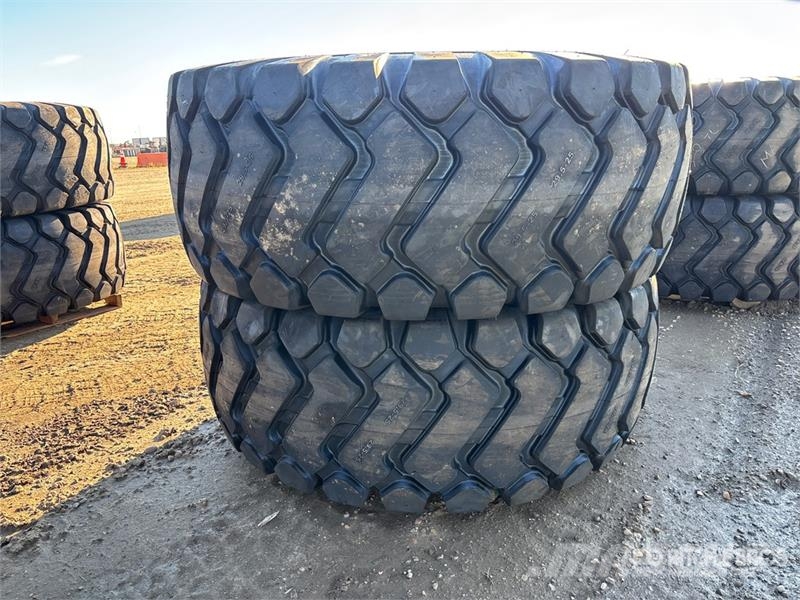Maverick of (2) Maverick 29.5x25 Tires (Unused) Opony, koła i felgi
