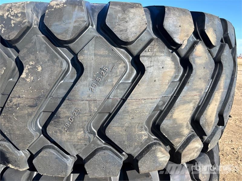 Maverick of (2) Maverick 29.5x25 Tires (Unused) Opony, koła i felgi