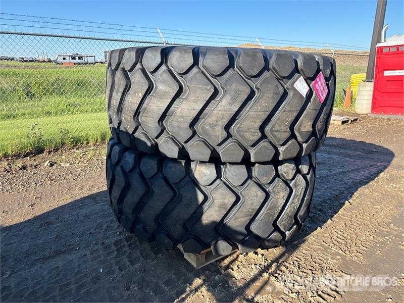 Maverick of (2) Maverick 29.5x25 Tires (Unused) Opony, koła i felgi