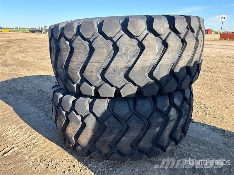 Maverick of (2) Maverick 29.5x25 Tires (Unused) Opony, koła i felgi