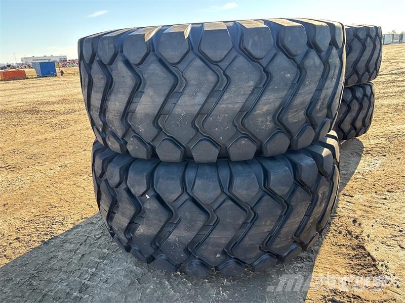 Maverick of (2) Maverick 29.5x25 Tires (Unused) Opony, koła i felgi