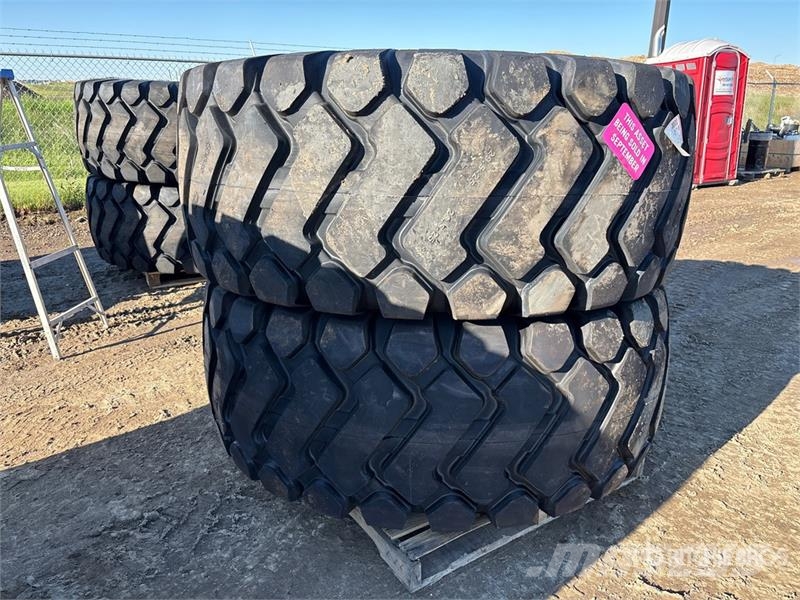 Maverick of (2) Maverick 29.5x25 Tires (Unused) Opony, koła i felgi