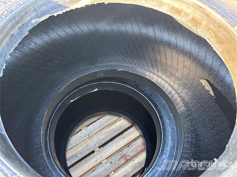 Maverick of (2) Maverick 29.5x25 Tires (Unused) Opony, koła i felgi