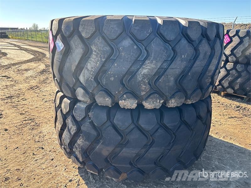 Maverick of (2) Maverick 29.5x25 Tires (Unused) Opony, koła i felgi