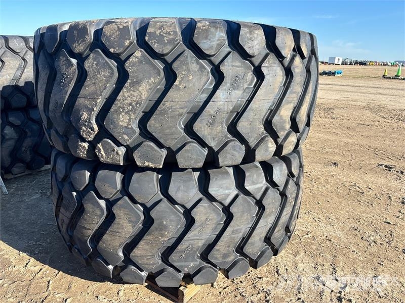 Maverick of (2) Maverick 29.5x25 Tires (Unused) Opony, koła i felgi