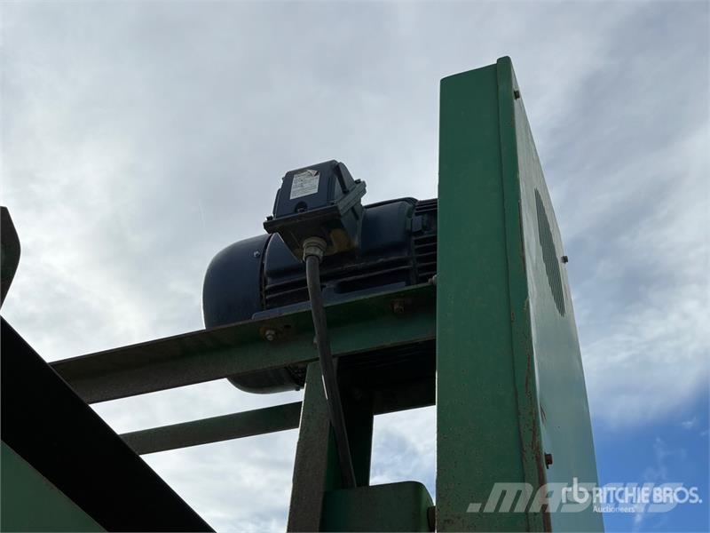 McCloskey 36 in x 100 ft Portable Radial Stacking Conveyor Sonstige Baumaschinen