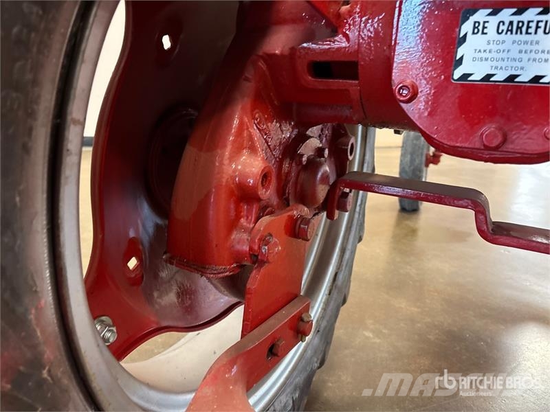 McCormick Farmall Cub 2WD Wide Front Antique Tractor الجرارات