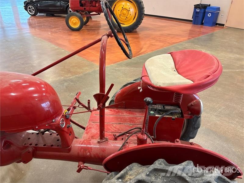 McCormick Farmall Cub 2WD Wide Front Antique Tractor الجرارات