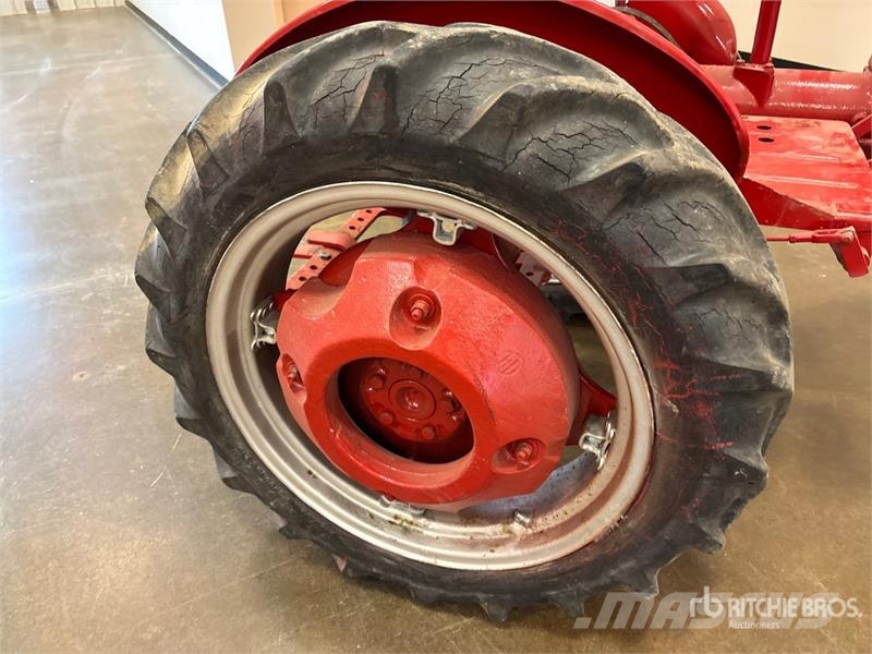 McCormick Farmall Cub 2WD Wide Front Antique Tractor الجرارات