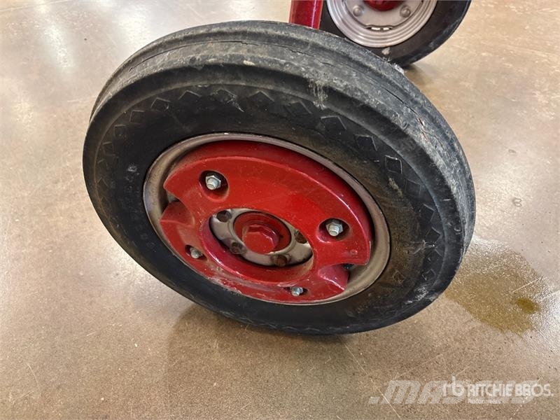 McCormick Farmall Cub 2WD Wide Front Antique Tractor الجرارات