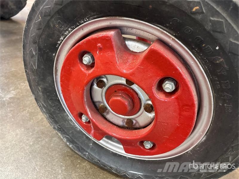 McCormick Farmall Cub 2WD Wide Front Antique Tractor الجرارات