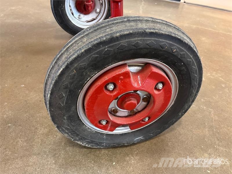 McCormick Farmall Cub 2WD Wide Front Antique Tractor الجرارات