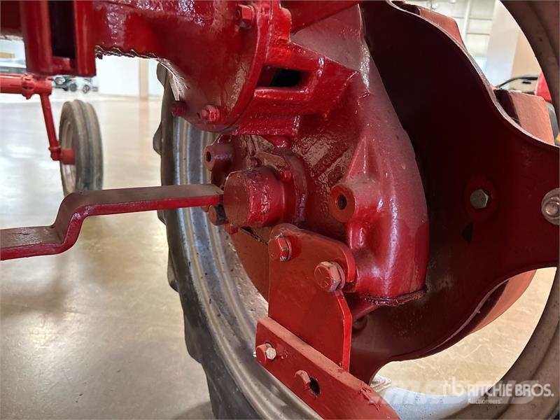 McCormick Farmall Cub 2WD Wide Front Antique Tractor الجرارات
