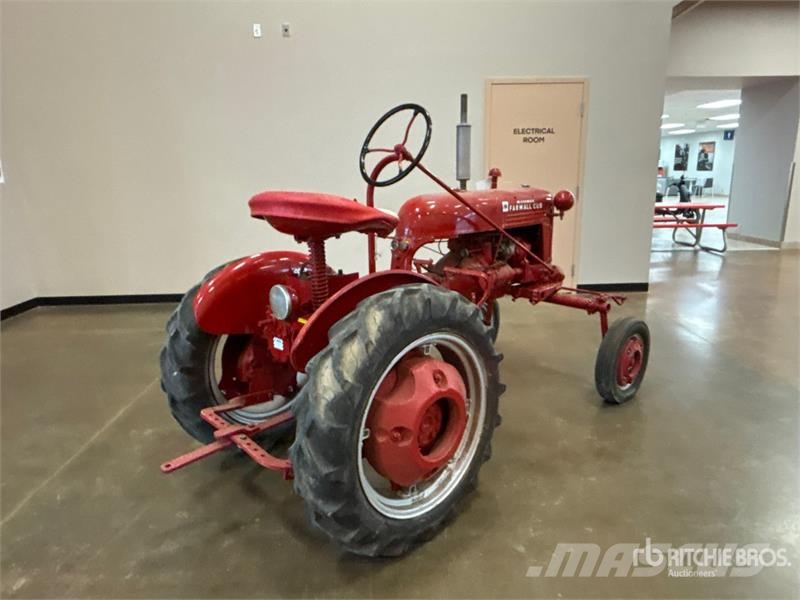 McCormick Farmall Cub 2WD Wide Front Antique Tractor الجرارات