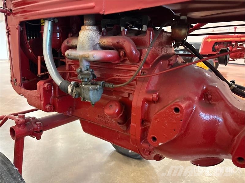 McCormick Farmall Cub 2WD Wide Front Antique Tractor الجرارات