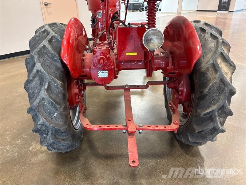 McCormick Farmall Cub 2WD Wide Front Antique Tractor الجرارات