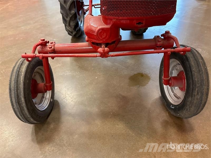 McCormick Farmall Cub 2WD Wide Front Antique Tractor الجرارات