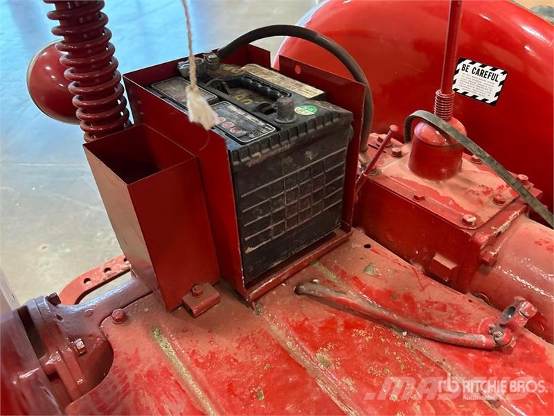 McCormick Farmall Cub 2WD Wide Front Antique Tractor الجرارات