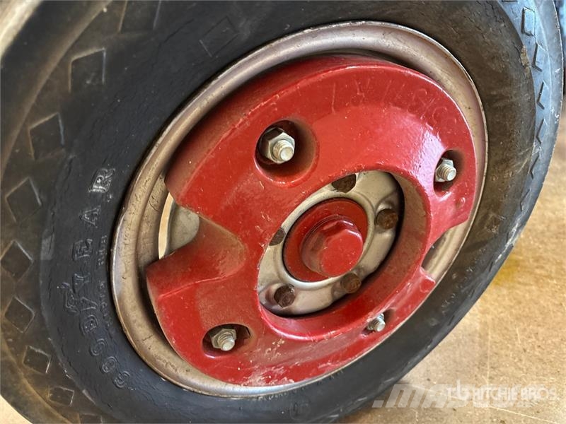 McCormick Farmall Cub 2WD Wide Front Antique Tractor الجرارات