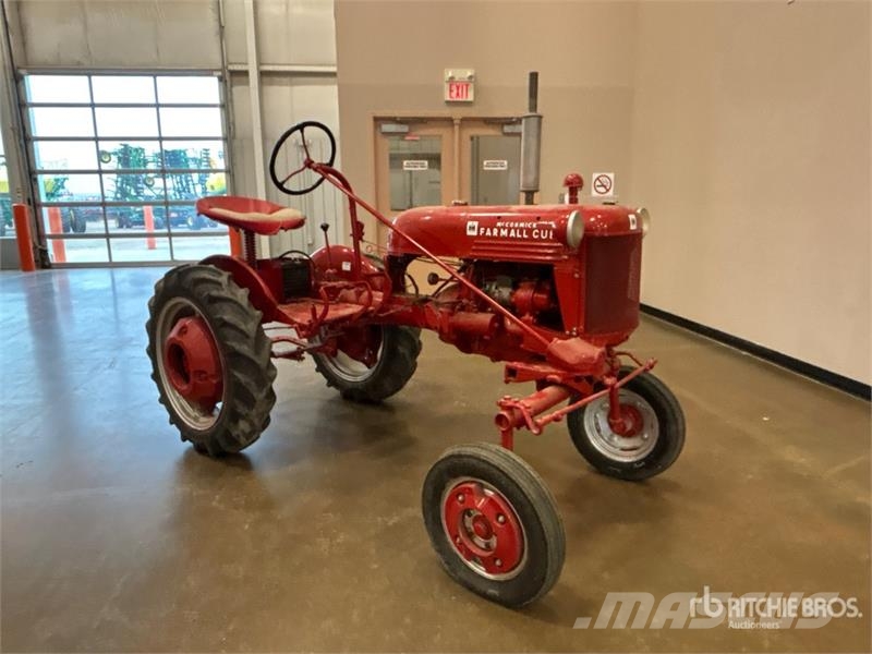 McCormick Farmall Cub 2WD Wide Front Antique Tractor الجرارات