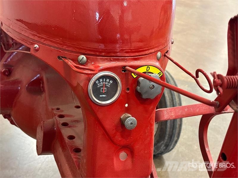 McCormick Farmall Cub 2WD Wide Front Antique Tractor الجرارات