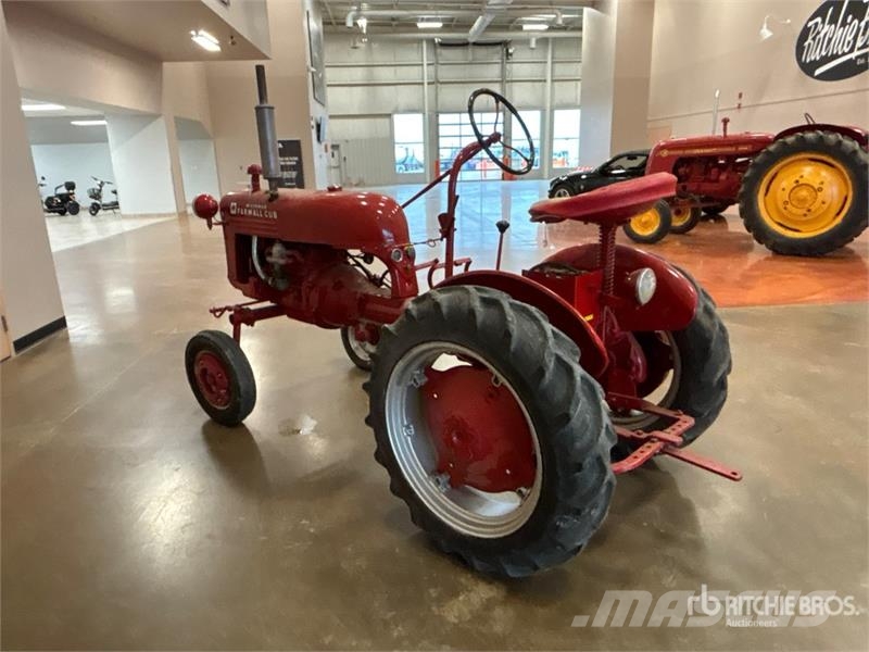McCormick Farmall Cub 2WD Wide Front Antique Tractor الجرارات