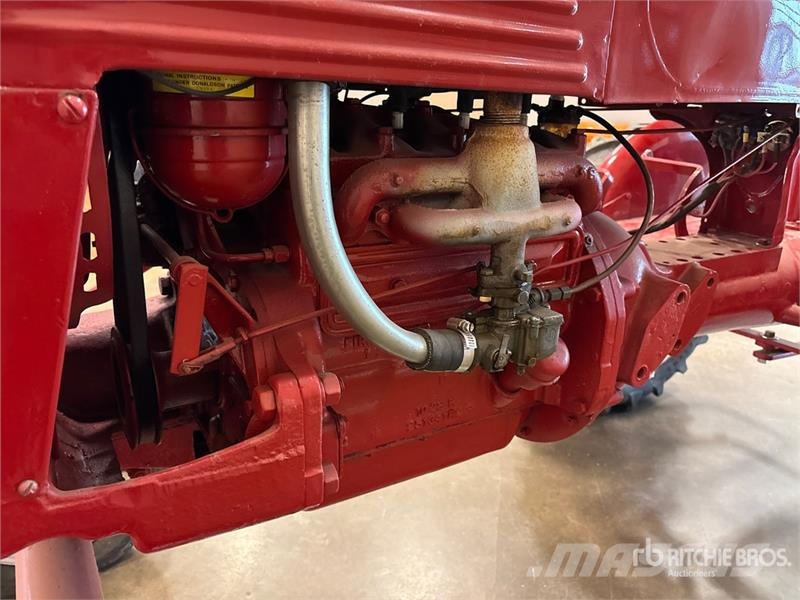McCormick Farmall Cub 2WD Wide Front Antique Tractor الجرارات