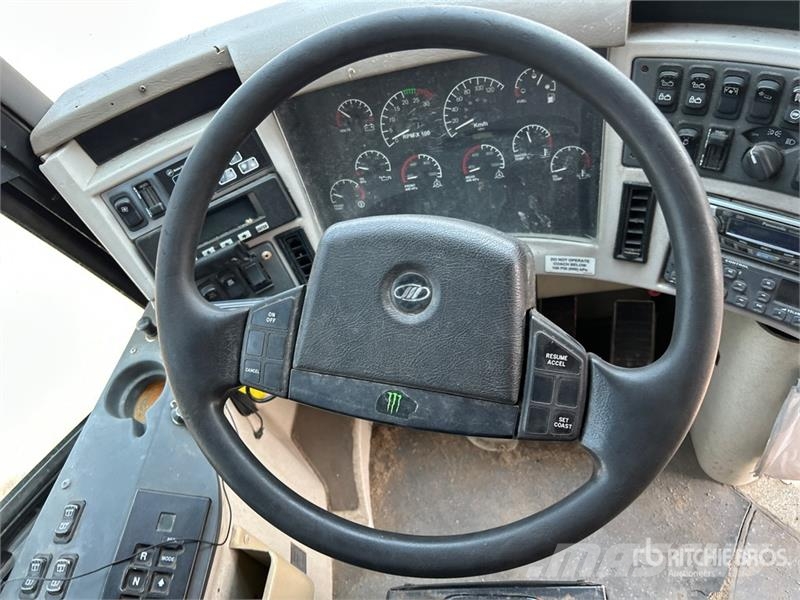 MCI 102-EL3 Autocar