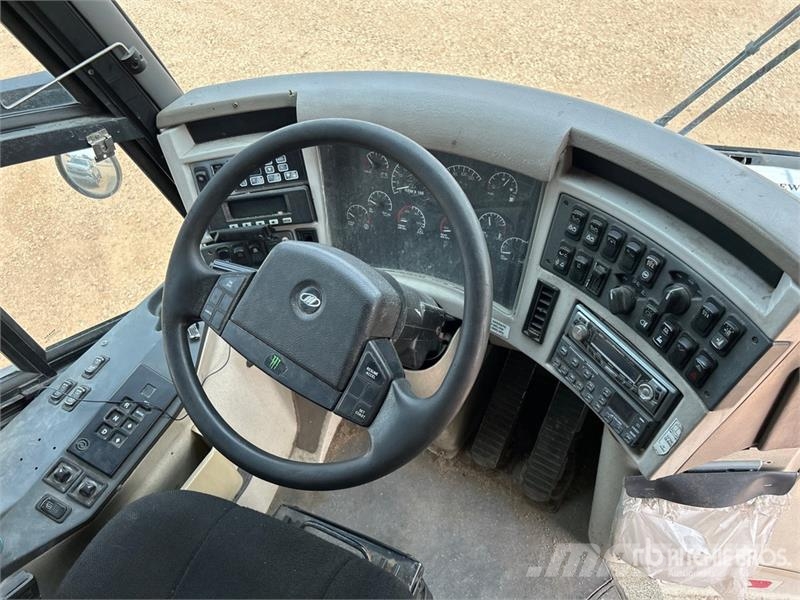 MCI 102-EL3 Autocar