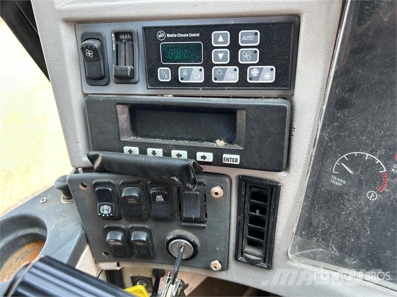 MCI 102-EL3 Autocar