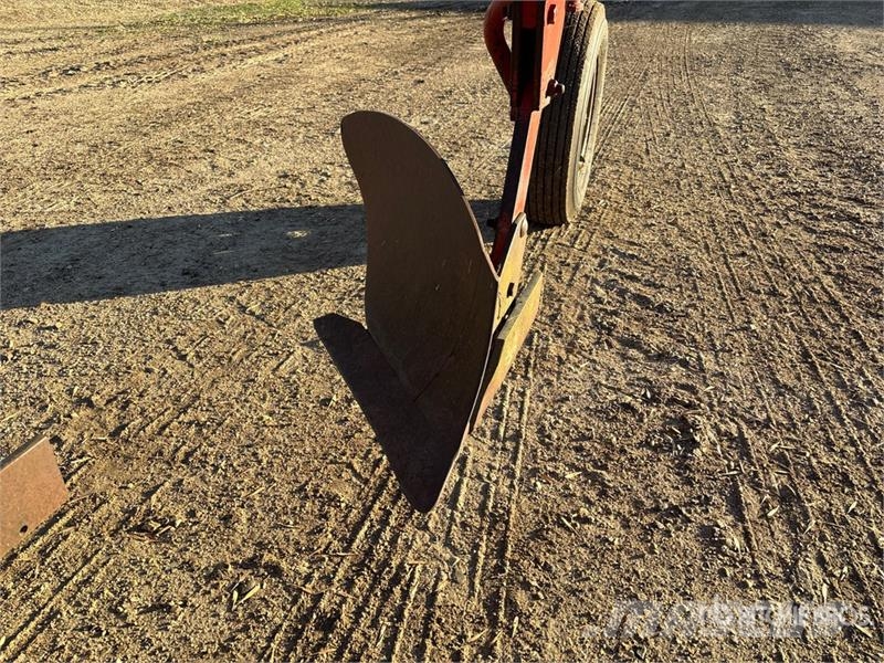 Melroe 903 10 in 6 Bottom Breaking Plow Arados