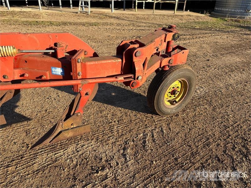 Melroe 903 10 in 6 Bottom Breaking Plow Arados