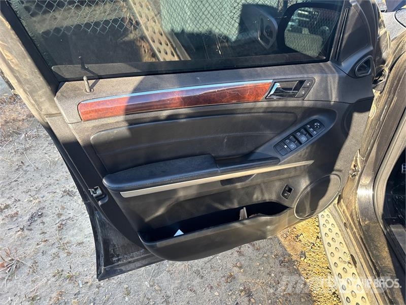 Mercedes-Benz ML 350 AMG AWD SUV 汽车
