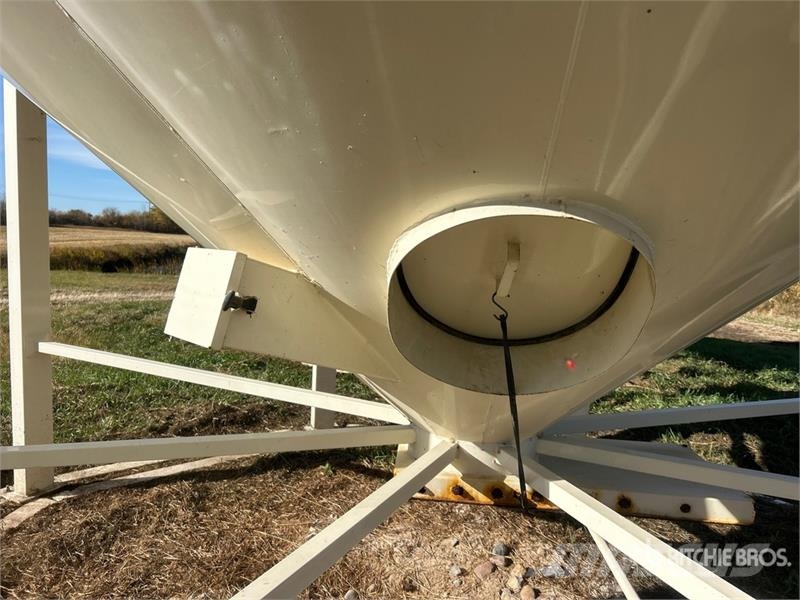 Meridian 1615 +/- 110 ton Fertilizer Hopper Grain Bin Crop processing and storage units/machines - Others
