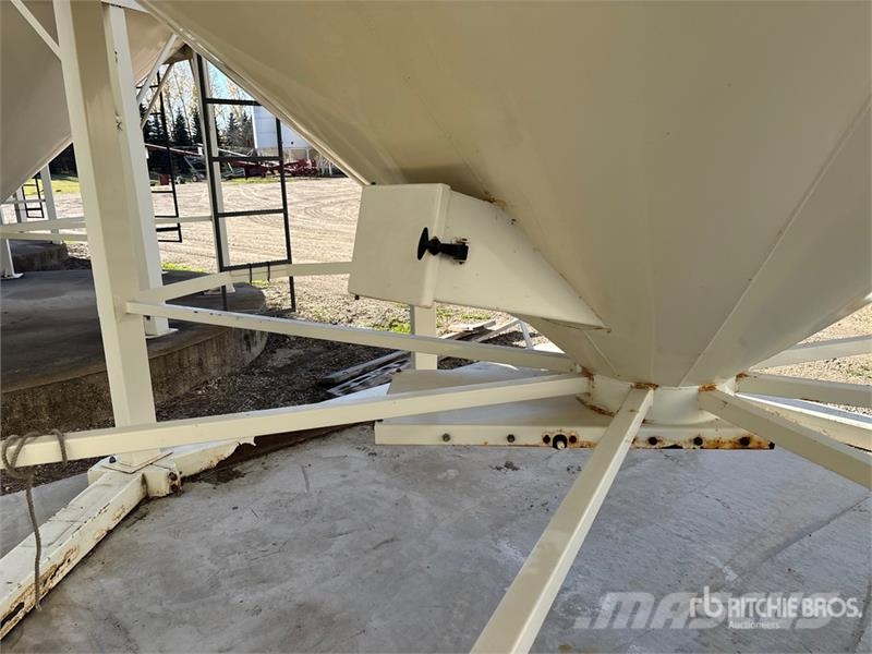 Meridian +/- 2500 bu 3 Ring Smooth Wall Hopper Grain Bin وحدات / آلات معالجة المحاصيل وتخزينها - أخرى