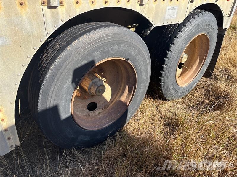 Merit 48 ft T/A Livestock Trailer Prívesy na prepravu zvierat