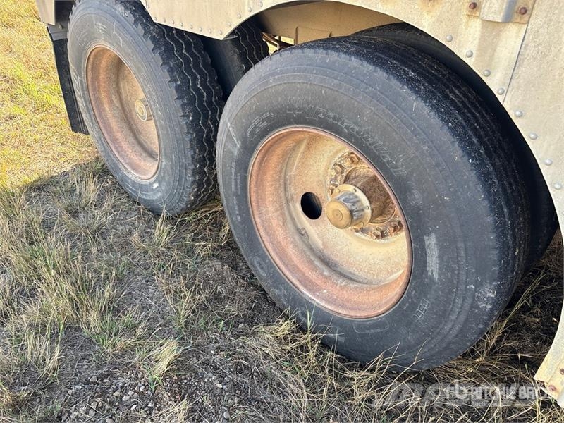 Merit 48 ft T/A Livestock Trailer Prívesy na prepravu zvierat