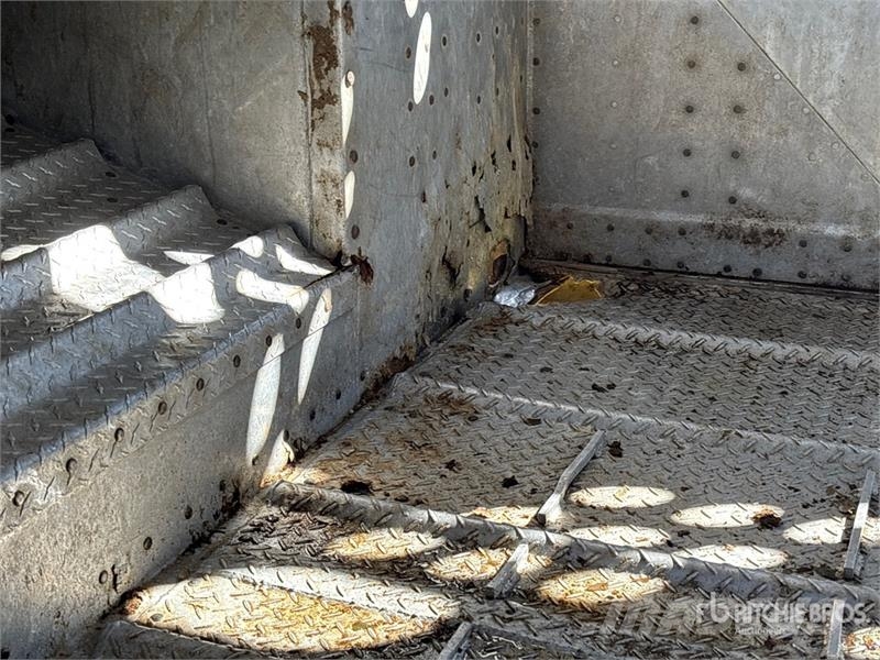 Merit 48 ft T/A Livestock Trailer Prívesy na prepravu zvierat