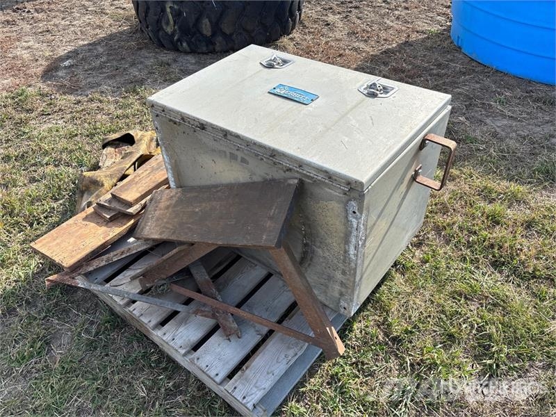 Merritt 3 ft X 2 ft Tool Box معدات النقل - غير ذلك