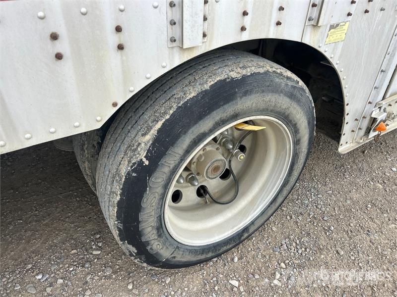 Merritt 53 ft Tri/A Livestock Trailer Dzīvnieku transportēšanas piekabes