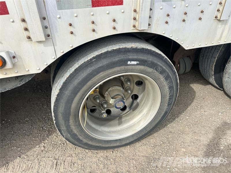 Merritt 53 ft Tri/A Livestock Trailer Dzīvnieku transportēšanas piekabes