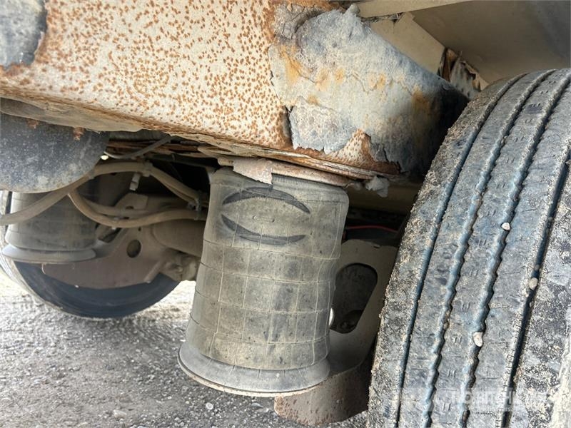 Merritt 53 ft Tri/A Livestock Trailer Dzīvnieku transportēšanas piekabes